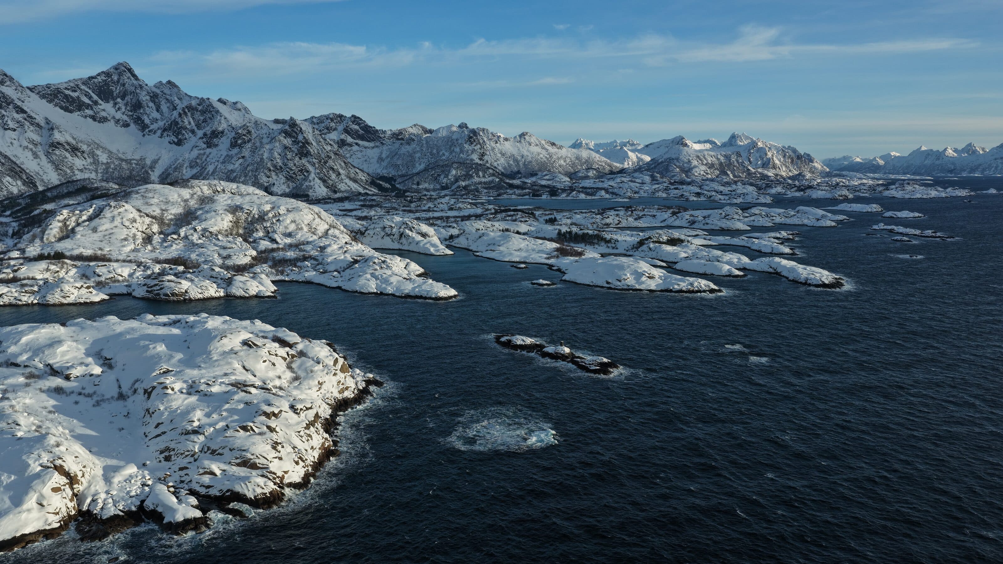 Vista aérea de las islas Lofoten, Noruega, cubiertas de nieve, fotografiada con dron por Horizon Sky Drone