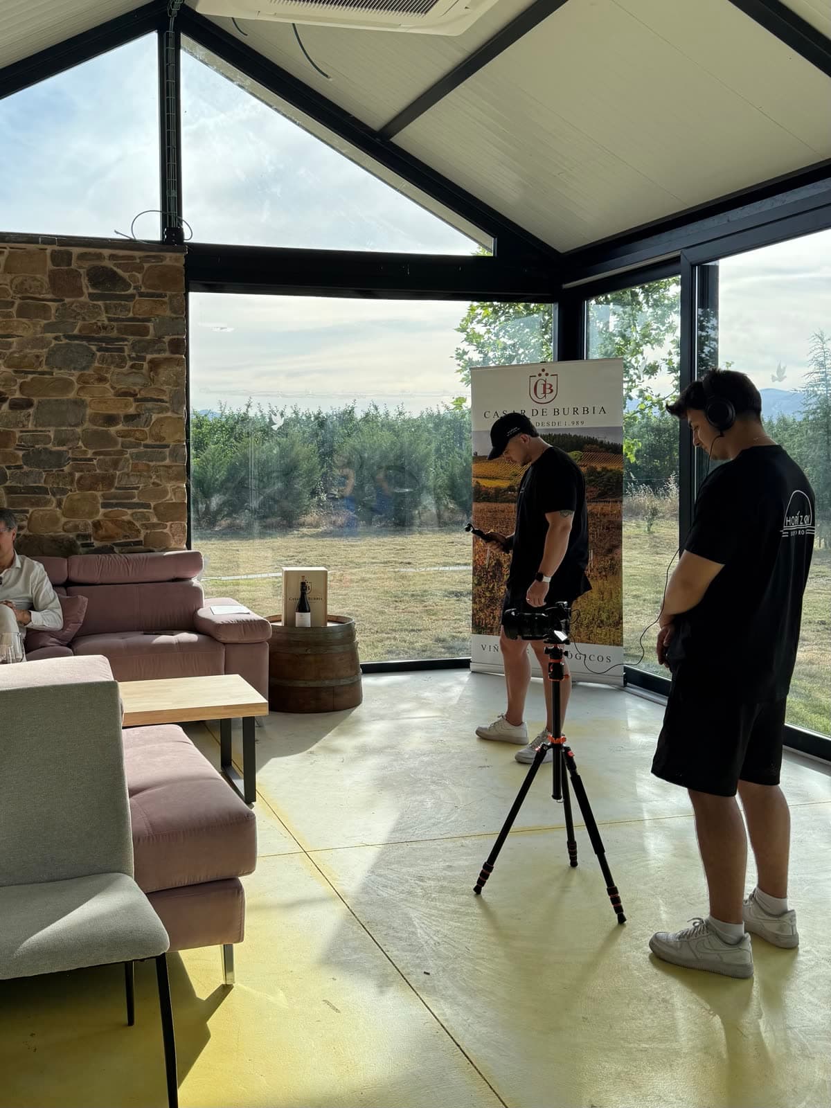 Equipo de Horizon Sky Drone grabando un vídeo corporativo para una bodega, con cámara y trípode