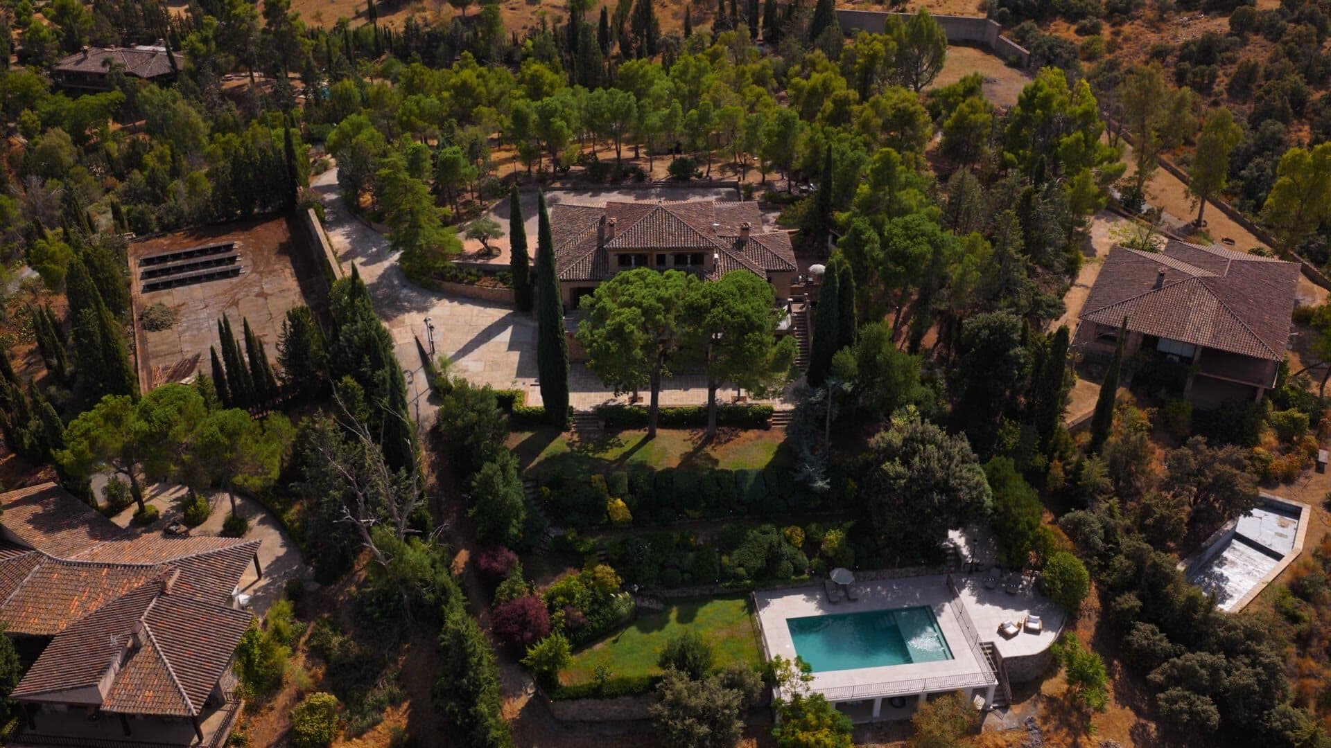 Grabación aérea con dron de un cigarral en Toledo con piscina y jardines — Horizon Sky Drone