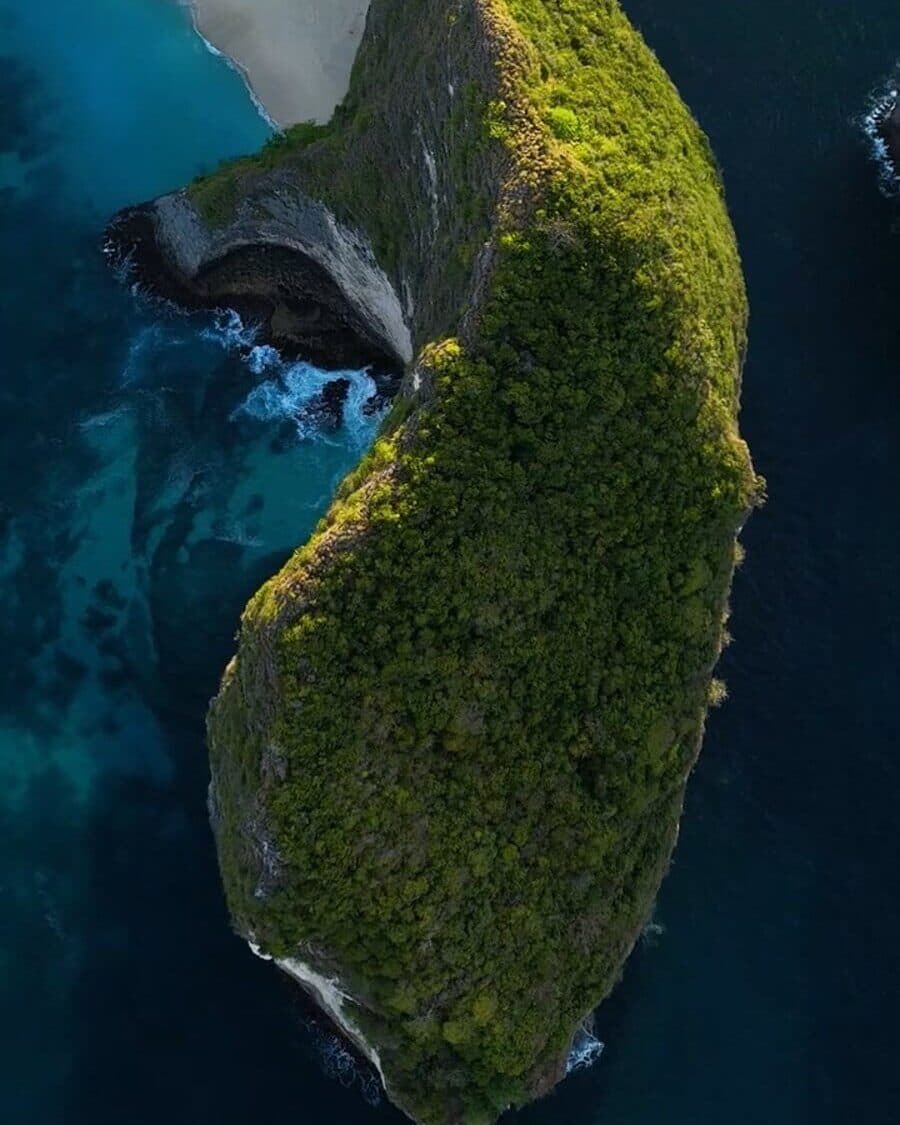 Grabación aérea con dron de playas remotas y acantilados en Indonesia — Horizon Sky Drone